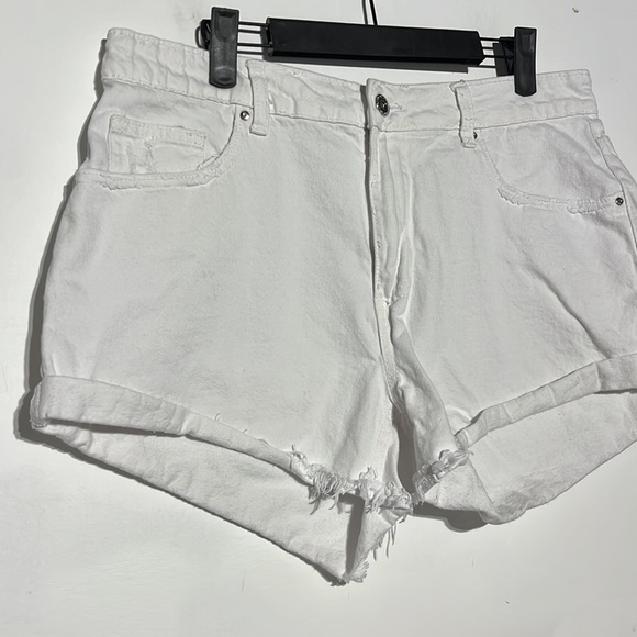 Cotton On Mid Rise Saturday White Cuffed Denim Shorts Size 8 - Picture 2 of 9